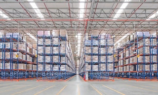 Las estanterías de doble profundidad optimizan la superficie de almacenamiento Las estanterías de doble profundidad optimizan la superficie de almacenamiento