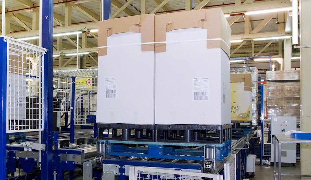 Dos medias estibas se colocan sobre una más grande para facilitar su manejo y optimizar el espacio en la bodega