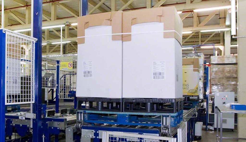 Dos medias estibas se colocan sobre una más grande para facilitar su manejo y optimizar el espacio en la bodega