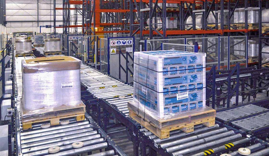 Las estibas esclavas ofrecen una base más robusta y compatible con equipos de manutención automáticos