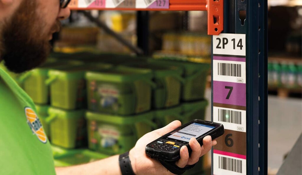 Las etiquetas de estanterías de bodega son de distintos materiales y tienen varios usos