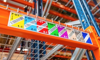 Las etiquetas de estanterías en la bodega son un punto clave en la organización de estas instalaciones
