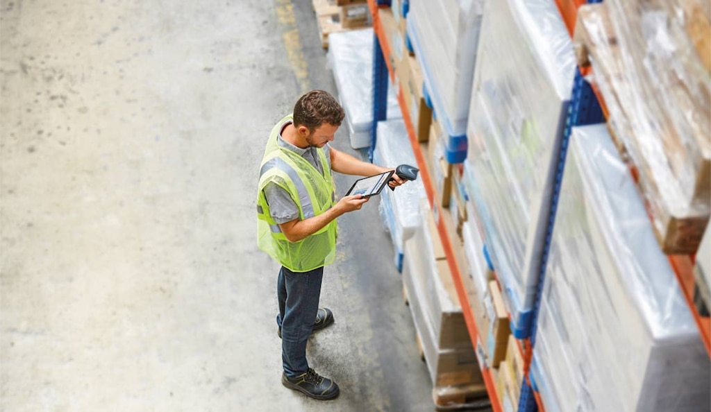 Un WMS mejora la visibilidad del inventario al ofrecer información actualizada