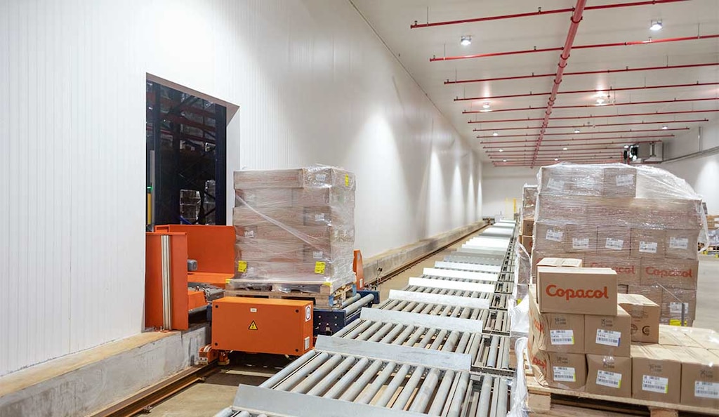 Las lanzaderas de entrada y salida permiten conectar dos zonas de la bodega de forma automática