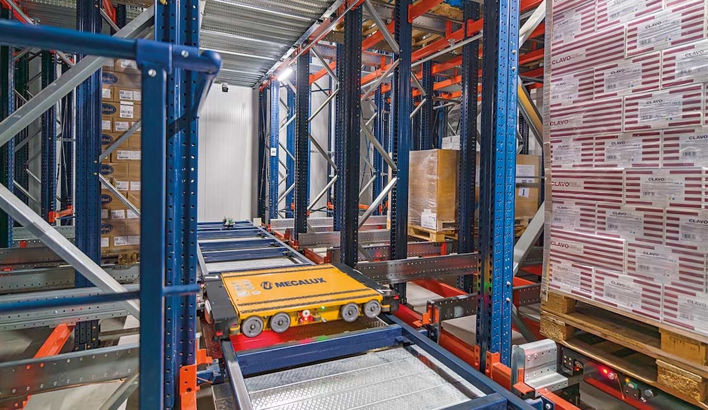 Las lanzaderas del Pallet Shuttle Automático 3D son ideales para grandes centros de distribución y bodegas a temperaturas bajo cero