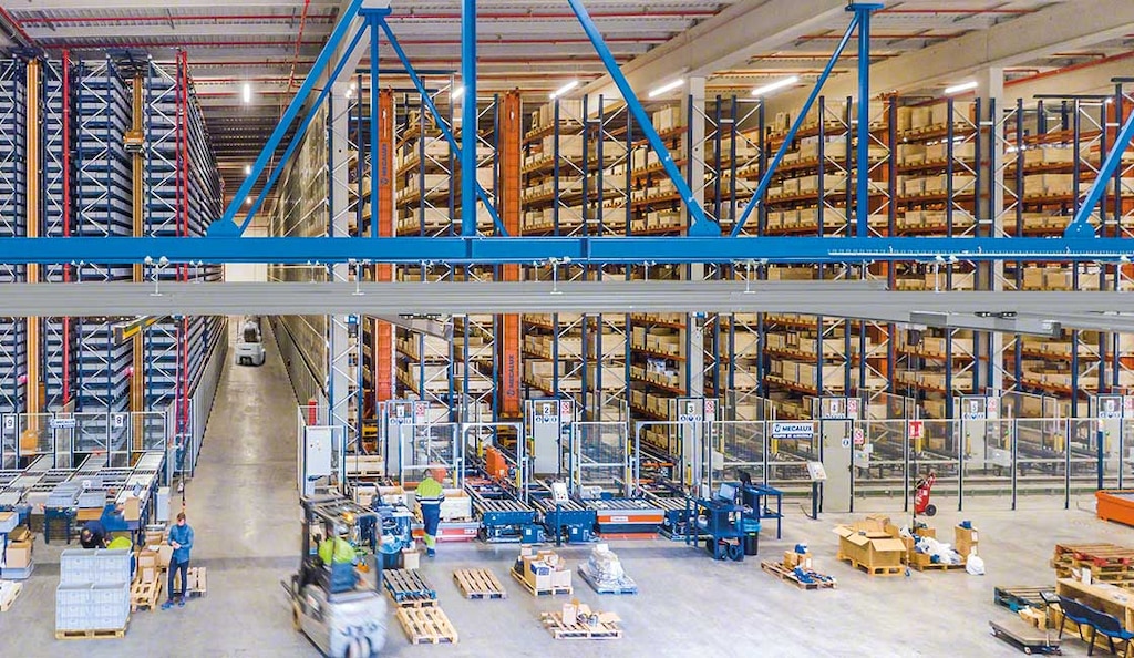 Emplear contenedores o estibas en el manejo de materiales reduce esfuerzos y desplazamientos por la bodega