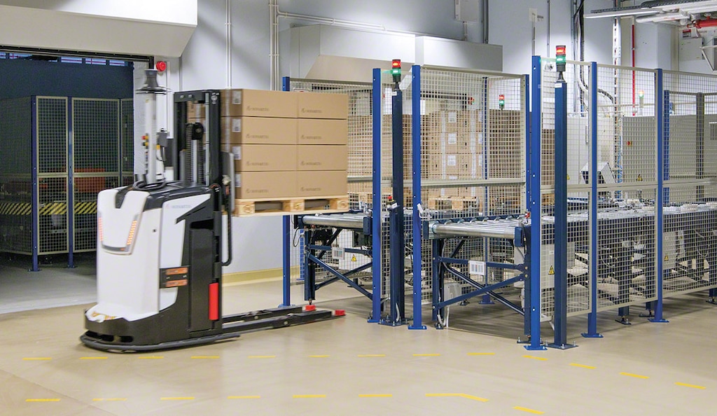 Vehículos AGV comunican la bodega y el centro de producción de Novartis con total autonomía
