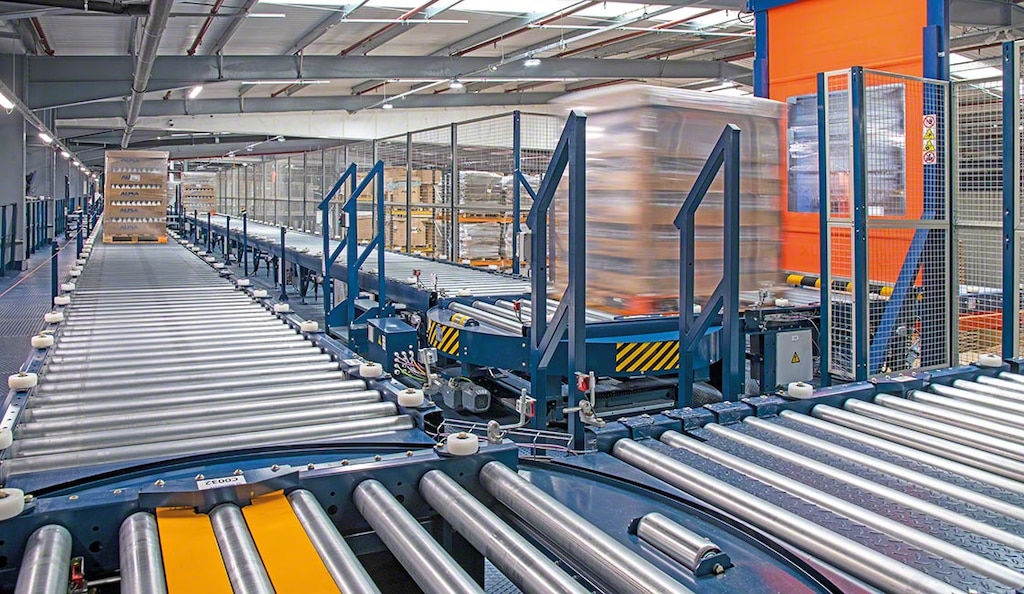 ALPLA ha dinamizado el transporte de mercancía entre producción y bodega con un circuito de transportadores