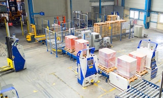 Los montacargas automatizados dinamizan el transporte interno de mercancía de una bodega