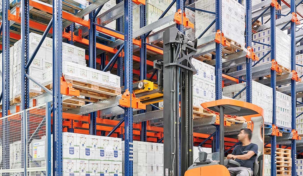 El Pallet Shuttle semiautomático utiliza una lanzadera que deposita y extrae estibas del interior de las estanterías