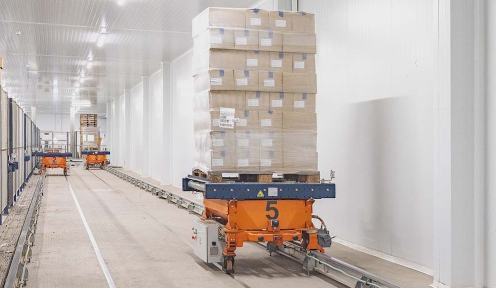 El picking automático se basa en el uso de equipos de manutención como las electrovías de suelo