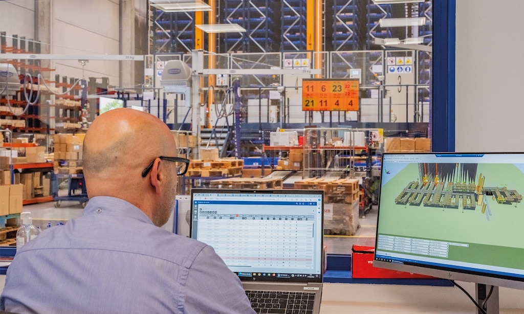 Un WMS permite optimizar la planificación del inventario al coordinar niveles de stock
