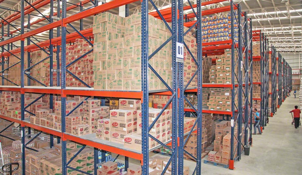 Los productos perecederos de Abarrotes La Y Griega se almacenan con estanterías para palets
