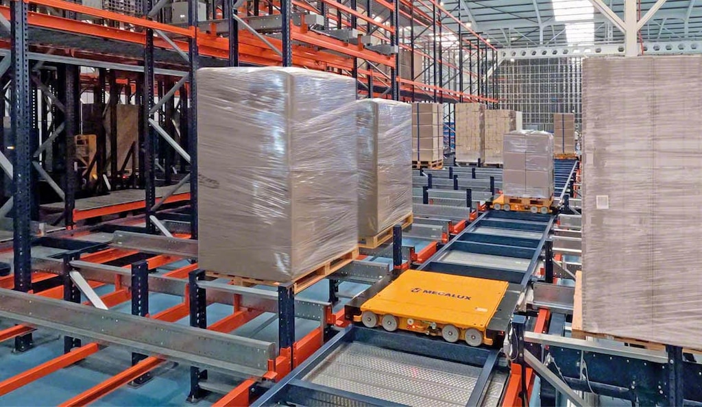 La robótica como servicio puede apoyarse en sistemas como el Pallet Shuttle Automático 3D para automatizar la entrada y salida de estibas