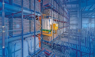 Los sistemas de almacenamiento compacto optimizan el uso del espacio en la bodega