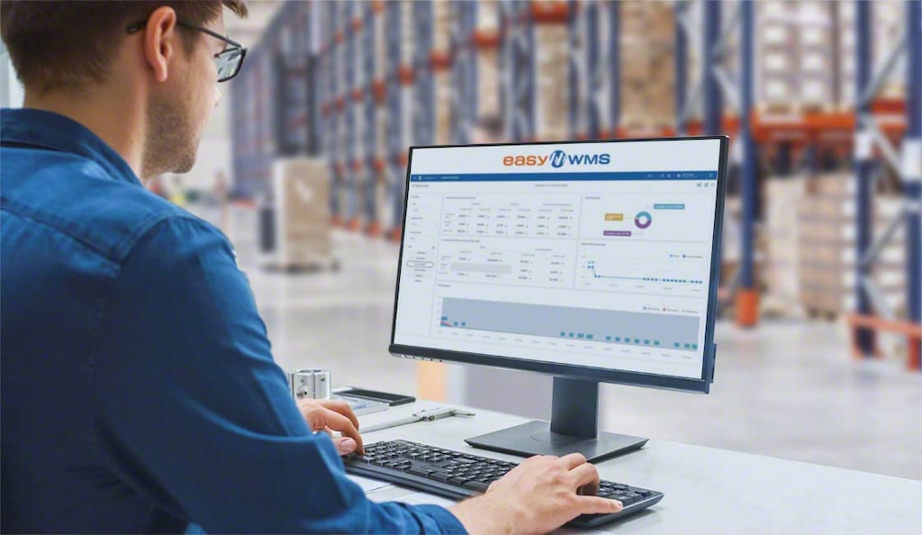 Un sistema WMS para logística de almacenes mantiene el inventario actualizado en tiempo real