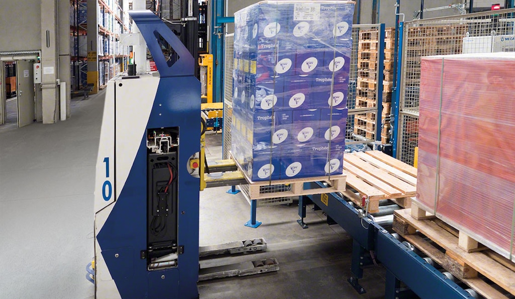 Los AMR y los AGV son dos tipos de robots de bodega que agilizan el transporte de productos