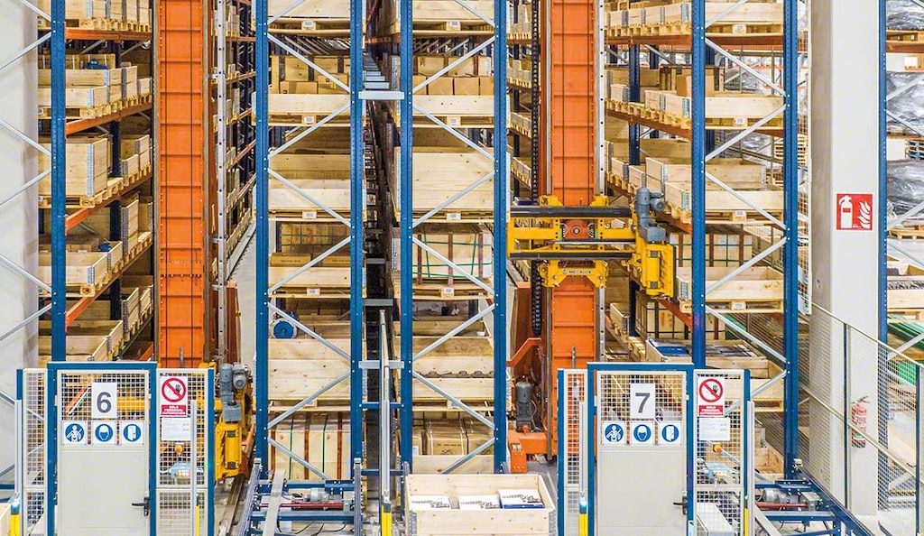 Los transelevadores son un tipo de robot de bodega que optimiza el almacenamiento de la mercancía