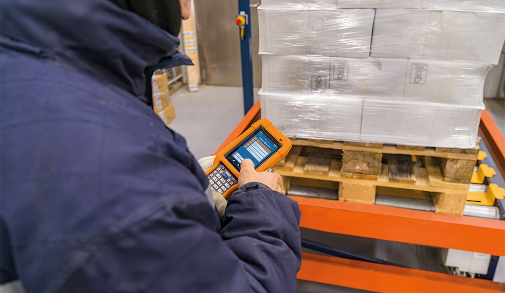El sistema WMS para logística de almacenes ayuda a controlar la trazabilidad de lotes y a mantener actualizada la información de la mercancía