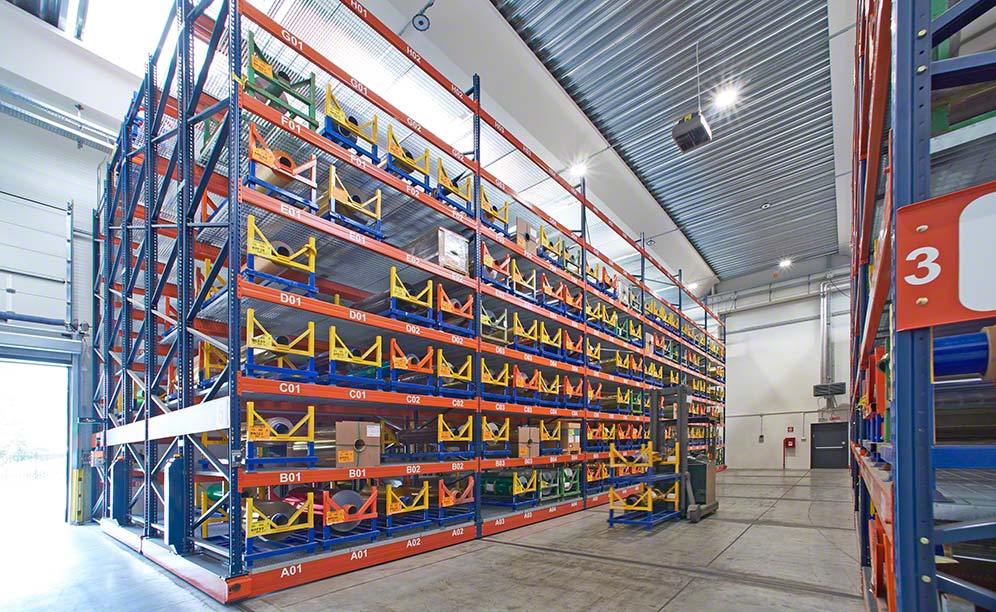 Bodega con bobinas de Luxoro en Parona (Italia)