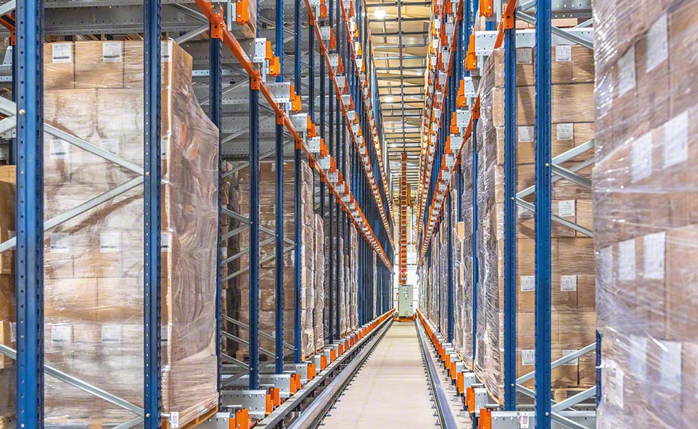 El sistema Pallet Shuttle almacena las estibas de ADA en las estanterías