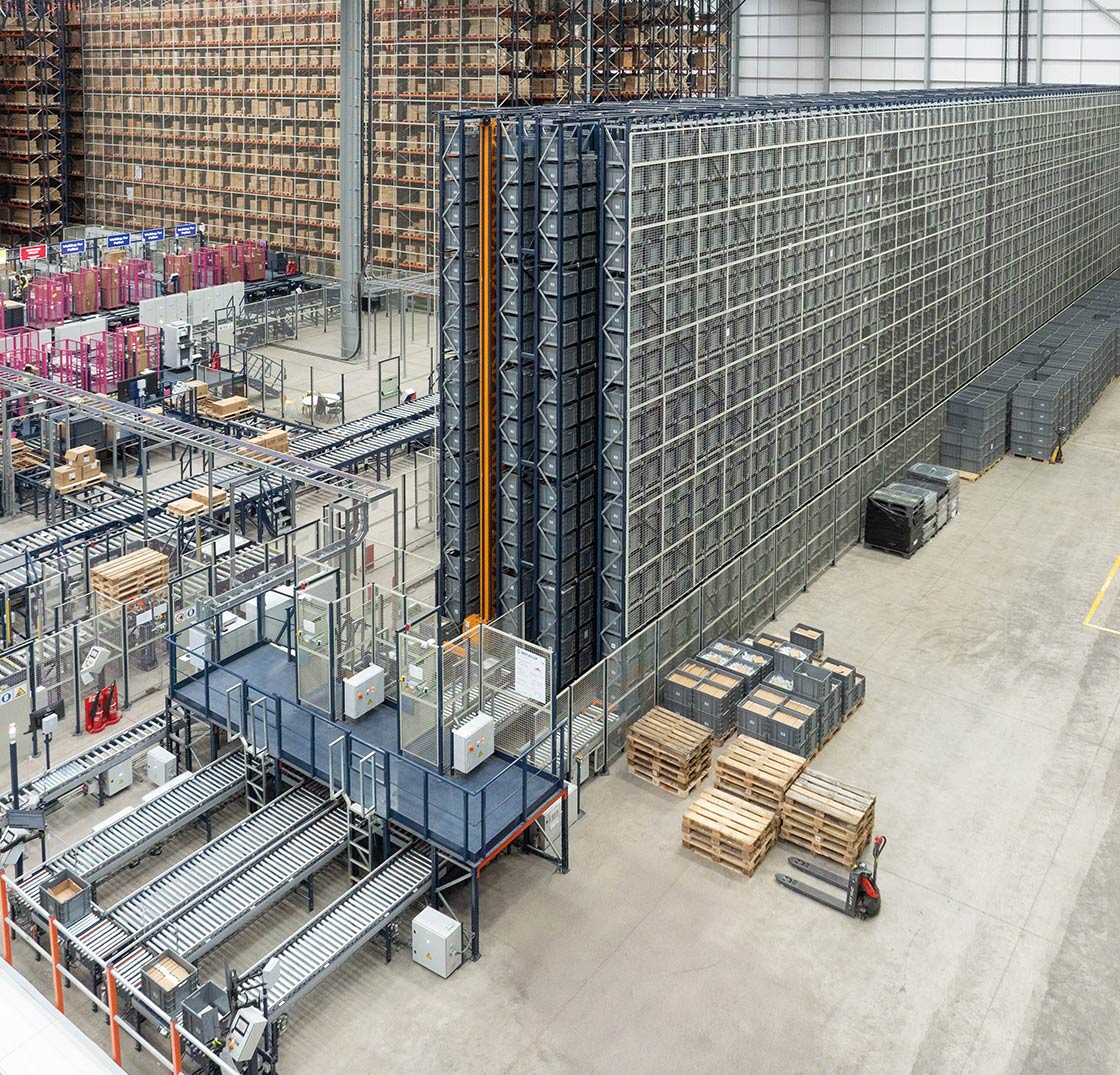Almacén automatizado para cajas en el centro de distribución de Bathroom Mountain Almacén automatizado para cajas en el centro de distribución de Bathroom Mountain