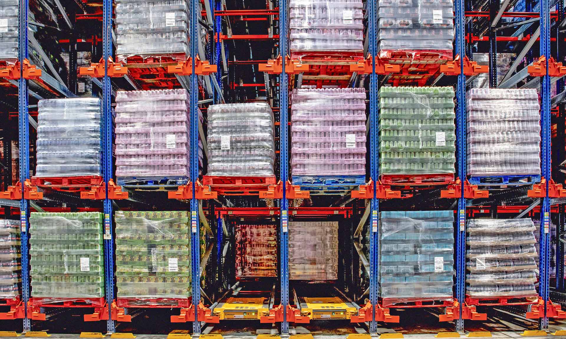 Mecalux impulsa el almacenamiento de bebidas de Coca-Cola HBC con el sistema Pallet Shuttle Mecalux impulsa el almacenamiento de bebidas de Coca-Cola HBC con el sistema Pallet Shuttle