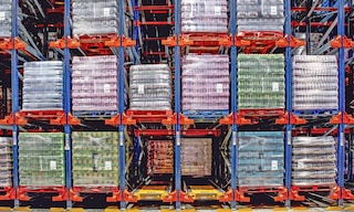 Mecalux impulsa el almacenamiento de bebidas de Coca-Cola HBC con el sistema Pallet Shuttle