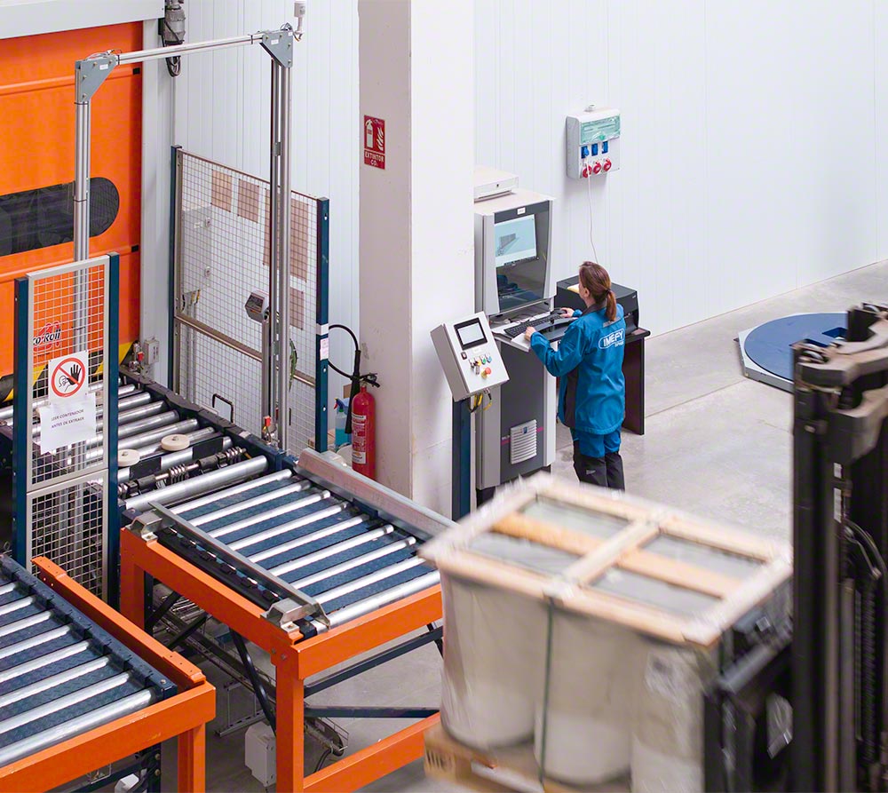 La bodega autoportante forma un conjunto compacto que da cabida a 4.854 estibas