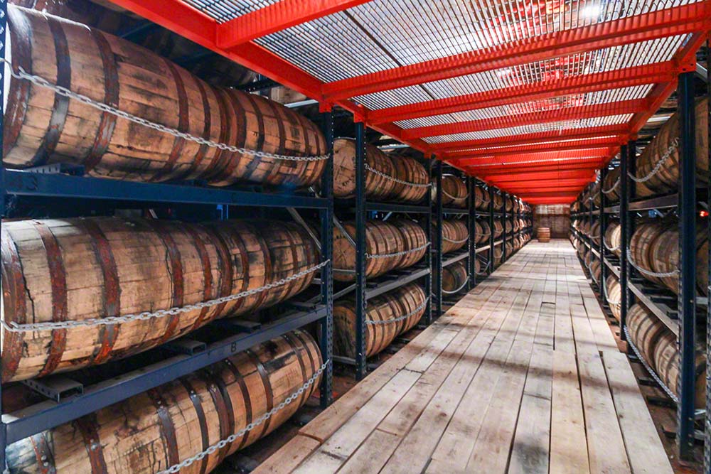 Estanterías para barriles y barricas en la bodega flotante de Ingram Whiskey