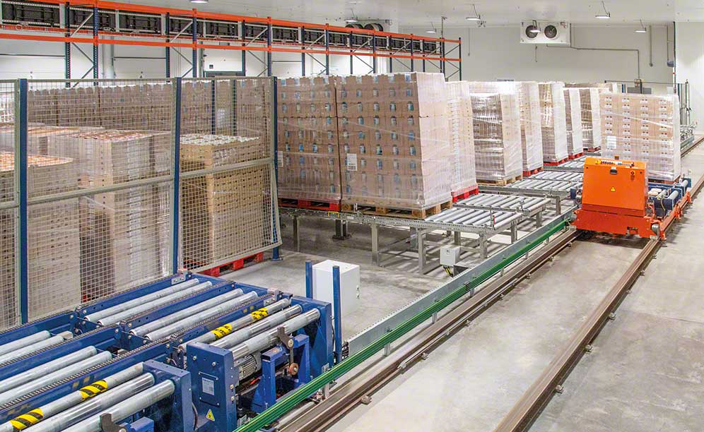 Laiterie Saint-Père incluye transportadores para estibas de Mecalux