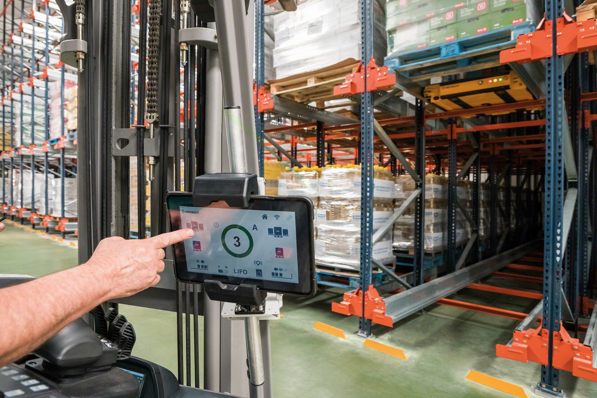 Con el sistema EASY WMS de Mecalux, una tablet puede controlar hasta 18 carros a la vez