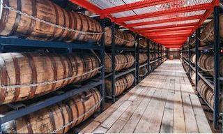 Ingram Whiskey River Aged ha optimizado el almacenamiento con estanterías de Interlake Mecalux