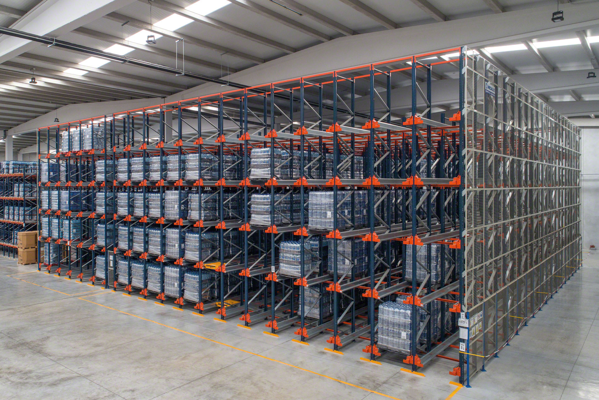 Los equipos de manutención sitúan el Pallet Shuttle en los canales de almacenamiento