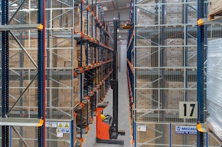 En estas estanterías, las mallas de seguridad son un elemento recomendable de seguridad para evitar el desprendimiento de mercancía