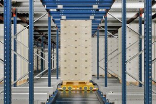 El shuttle multidireccional se desplaza por las estanterías