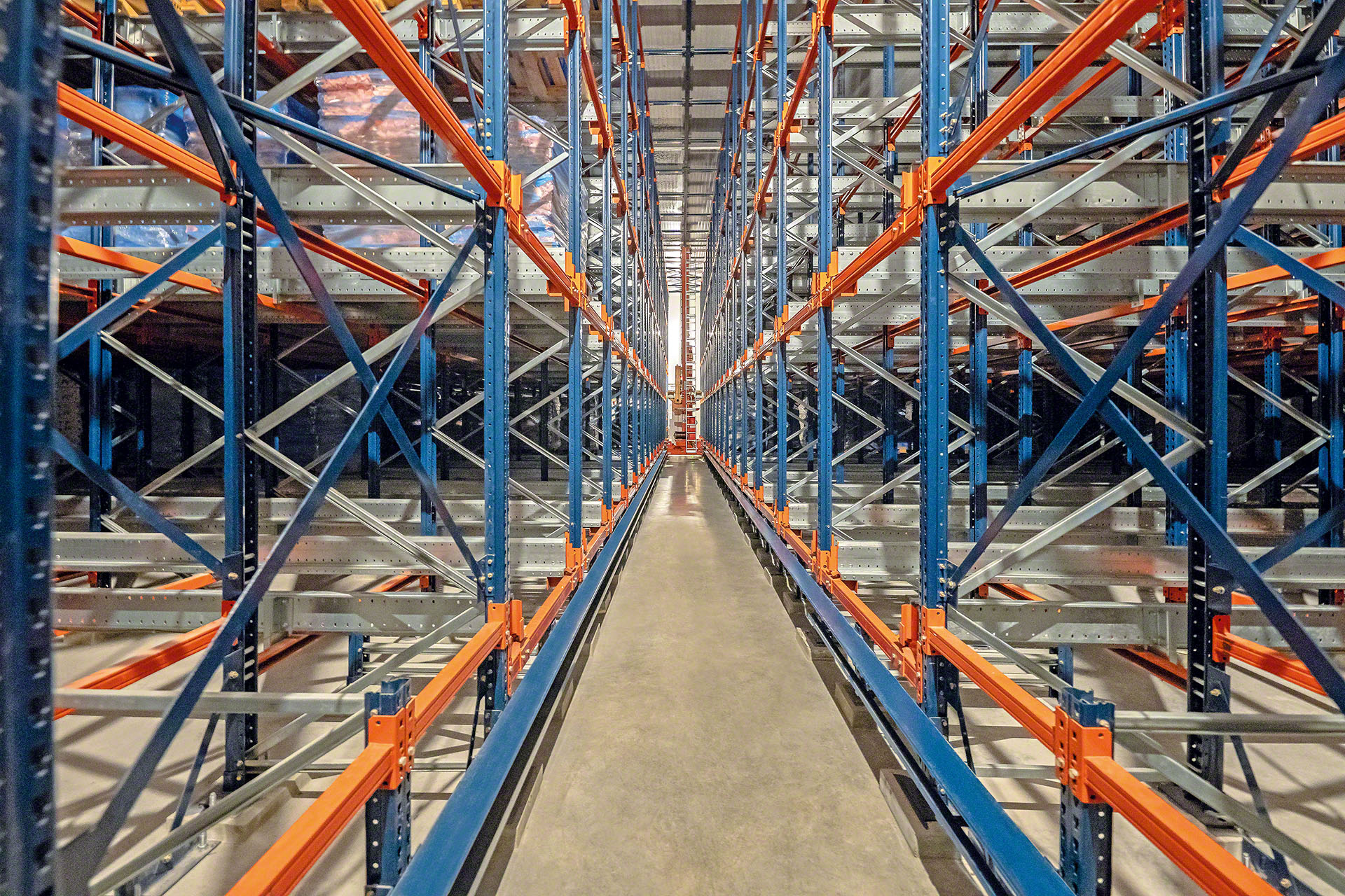 El Pallet Shuttle automático garantiza la máxima eficiencia en los sistemas de almacenamiento compactos