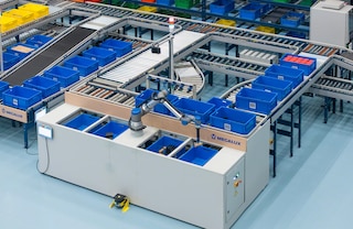 Las estaciones de picking robotizado de Mecalux pueden configurarse para preparar simultáneamente hasta 4 pedidos Las estaciones de picking robotizado de Mecalux pueden configurarse para preparar simultáneamente hasta 4 pedidos