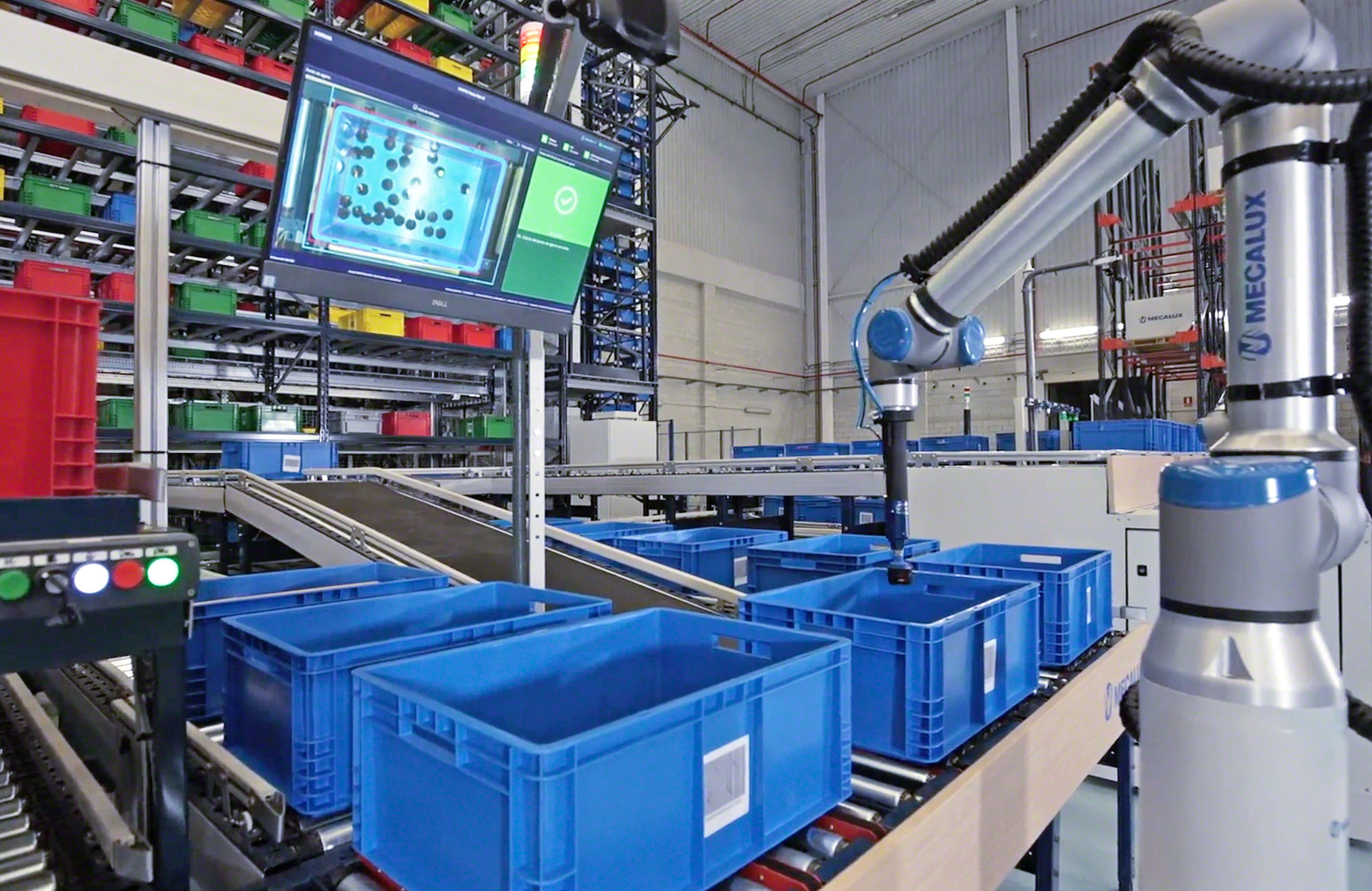 Los robots de picking toman artículos de una caja y los depositan en otra de forma totalmente autónoma