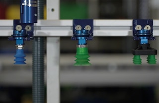 El robot puede cambiar de garra de vacío para adecuar el dispositivo de agarre a las características del artículo a manipular El robot puede cambiar de garra de vacío para adecuar el dispositivo de agarre a las características del artículo a manipular