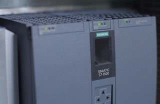 El software de visión SIMATIC Robot Pick AI se ejecuta a través del PLC SIMATIC S7-1500 El software de visión SIMATIC Robot Pick AI se ejecuta a través del PLC SIMATIC S7-1500