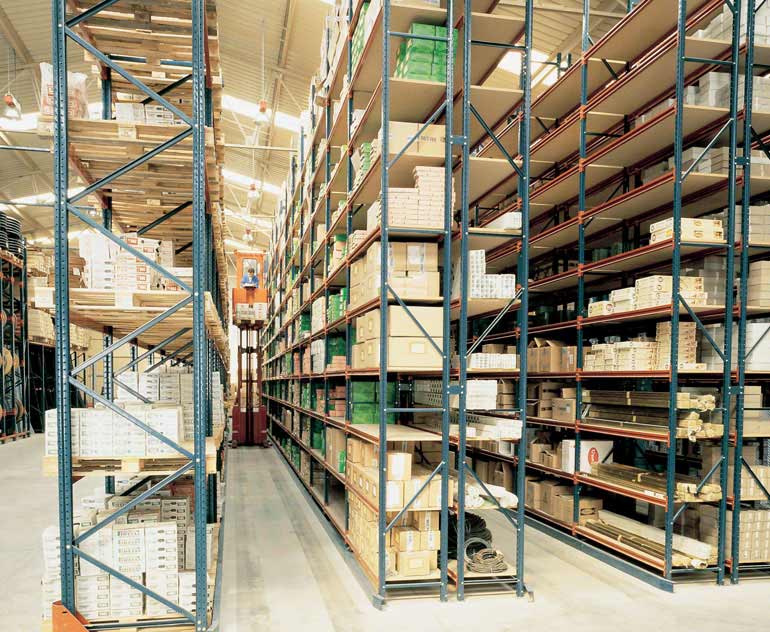 Bodega para cajas sueltas sobre estanterías con recoge pedidos.