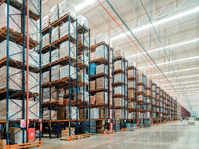 Nueva bodega con estanterías selectivas para Armazém Mateus Nueva bodega con estanterías selectivas para Armazém Mateus